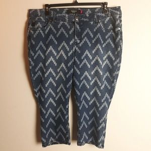 ♥️Torrid geometric denim capri pants stretch